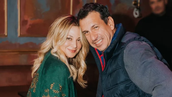 Νάνσυ Ζαμπέτογλου: Στόλισε το υπέρλαμπρο χριστουγεννιάτικο δέντρο στο σπίτι της - Με χρυσά & κόκκινα στοιχεία