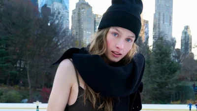 Αυτό το μεταλλιζέ φόρεμα από τα Zara κοστίζει μόνο 12,99 ευρώ και είναι top επιλογή για την Παραμονή Χριστουγέννων και Πρωτοχρονιάς