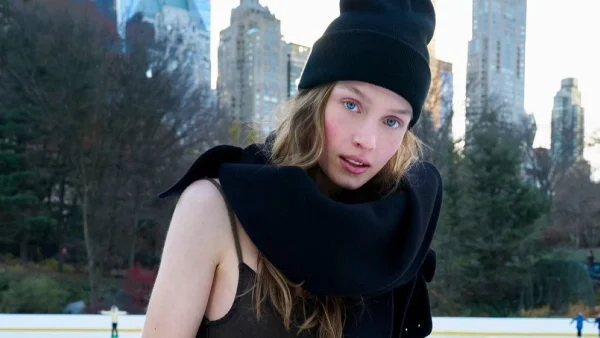 Αυτό το μεταλλιζέ φόρεμα από τα Zara κοστίζει μόνο 12,99 ευρώ και είναι top επιλογή για την Παραμονή Χριστουγέννων και Πρωτοχρονιάς