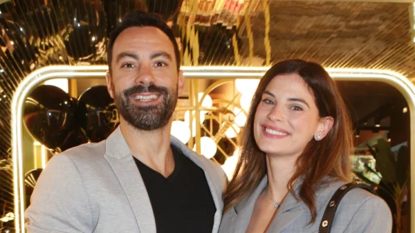 Χριστίνα Μπόμπα: Έχουν μεγαλώσει πολύ οι δίδυμες κόρες της -  Η τρυφερή στιγμή που περπατούσαν μαζί χέρι χέρι