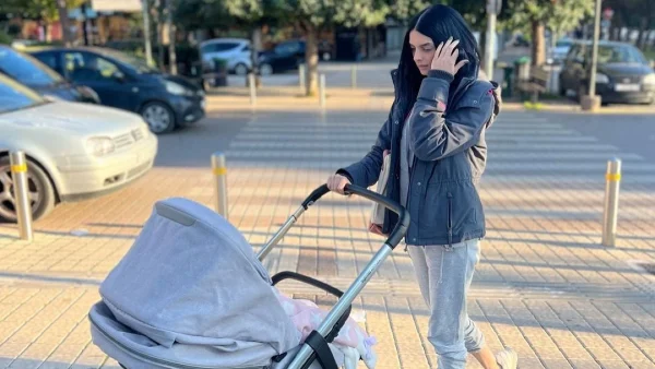 Άννα Μπεζάν: Μαθαίνει baby swimming στην κόρη της – Δείτε φωτογραφία