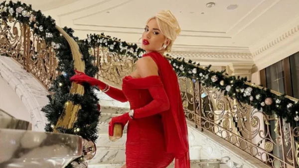 Αλεξάνδρα Παναγιώταρου: Έσβησε τούρτα γενεθλίων με ημιδιάφανο φόρεμα με κρόσια στο Ντουμπάι