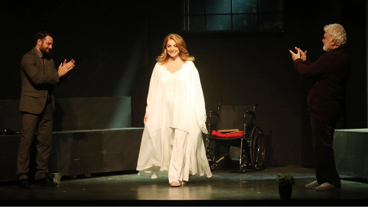 Άντζελα Γκερέκου: Στο πλευρό της η μητέρα της και η κόρη της - Επέστρεψε στο θέατρο μετά από 26 χρόνια