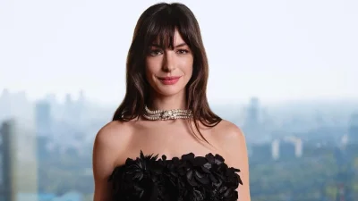 Anne Hathaway: Με αυτό το έξυπνο κόλπο καταφέρνει να δείχνει νεότερη!