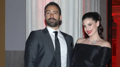 Χριστίνα Μπόμπα - Σάκης Τανιμανίδης: Με επίσημη λευκή αμφίεση σε κόκκινο χαλί στο Ντουμπάι - Φωτογραφίες από την αλλαγή του χρόνου