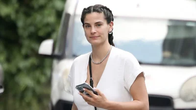 Χριστίνα Μπόμπα: Πόζαρε μόνο με το μπουρνούζι της στα χιόνια - Οι αποκαλυπτικές πόζες σε δρόμο του Αμβούργου