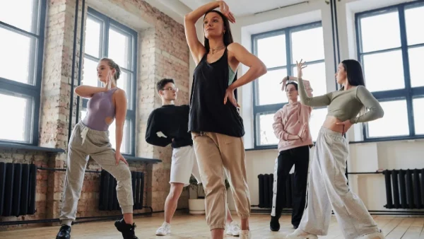 Somatic Shaking: H νέα τεχνική που θα σε βοηθήσει να διώξεις το στρες σε 5 μόλις λεπτά μέσω της κίνησης!