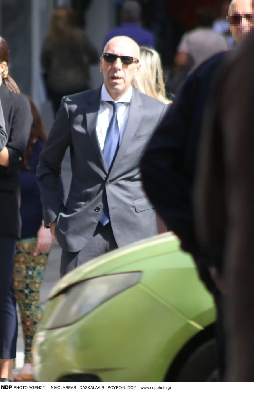 Έλενα Ράπτη: Σπεύδει στο κέντρο της Αθήνας – Ακολουθεί ο Γιάννης Μπρατάκος (Φωτογραφίες) 8 Γιάννης Μπρατάκος