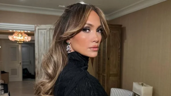 Golden Globes 2024: H Jennifer Lopez επαναφέρει το old hollywood glam σε μακιγιάζ & μαλλιά!