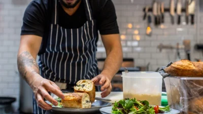 Γνωστός σεφ δολοφόνησε την σύντροφό του - Την τεμάχισε, ξερίζωσε την καρδιά της και έβαλε τα όργανα της σε κουβά