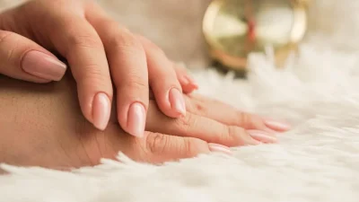 Minimal manicure: Το υπέρκομψο μανικιούρ σε nude αποχρώσεις κάνει comeback μετά τις γιορτές!