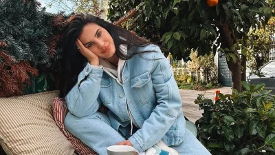 H Χριστίνα Μπόμπα ποζάρει με ombre μανικιούρ & ρίχνει το Instagram!