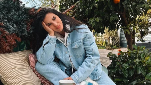 H Χριστίνα Μπόμπα ποζάρει με ombre μανικιούρ & ρίχνει το Instagram!