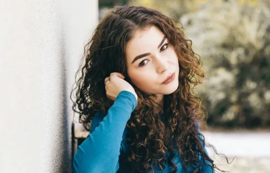 Πρέσα μαλλιών ή σίδερο για μπούκλες; Δες ποιο είναι το καλύτερο για εσένα & πως να τα χρησιμοποιείς σαν επαγγελματίας!