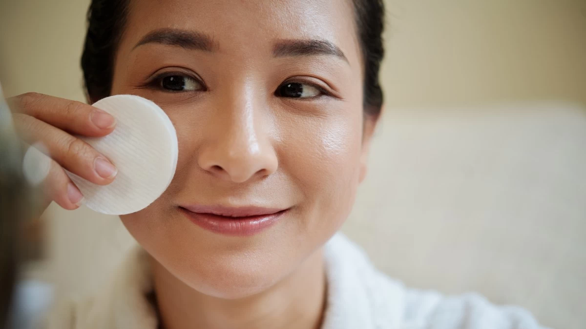 Ντεμακιγιάζ ματιών: Όλα όσα χρειάζεται να ξέρεις για να το κάνεις σωστά μαζί με τα κατάλληλα προϊόντα-κλειδί!