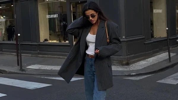 Νομίζω ότι τα τζιν θα δείξουν καλύτερα πάνω σου με αυτά τα trendy παπούτσια