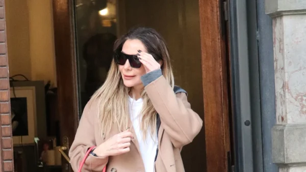 Δέσποινα Βανδή: Την κοιτούσαν όλοι στο κέντρο - Φωτογραφίες από τη μοναχική της βόλτα με κολάν και αθλητικά