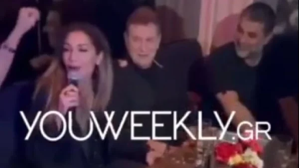 Δέσποινα Βανδή: Στα μπουζούκια αγκαλιά με τον Βασίλη Μπισμπίκη - Εκατοντάδες πανέρια με γαρύφαλλα στα πόδια της