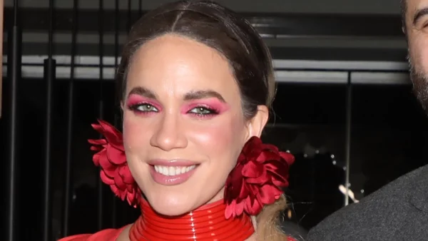 Κατερίνα Στικούδη: Η νέα εμφάνιση στο πλευρό του Σερίφη - Το maxi φόρεμά της με τρύπα στην κοιλιά και πολύ βαθύ ντεκολτέ