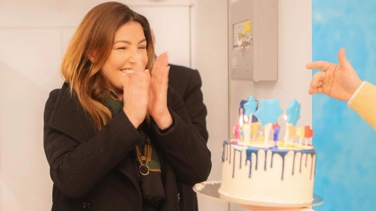 Έλενα Παπαρίζου: Χαμογέλασε διάπλατα με την έκπληξη που δέχτηκε για τα γενέθλιά της – Δείτε φωτογραφίες