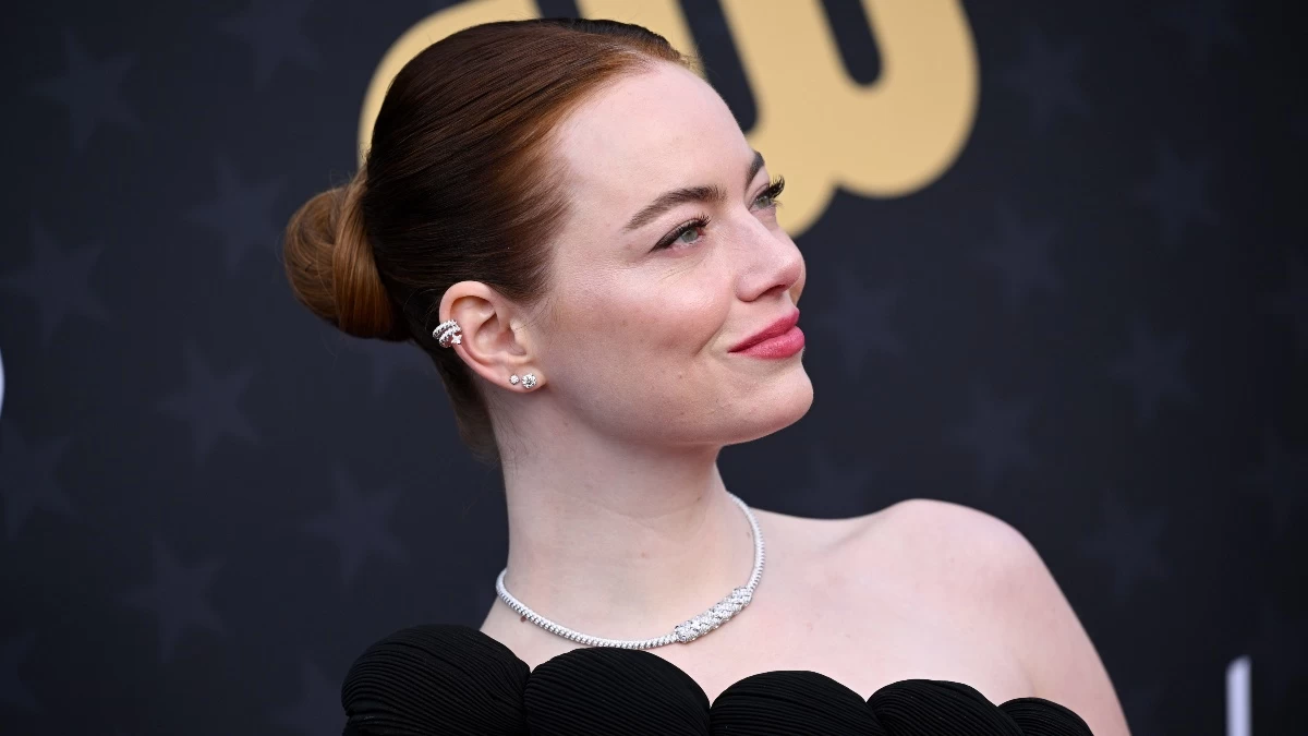 Critics Choice Awards 2024: H Emma Stone απογειώνει το glam & chic look στο κόκκινο χαλί!
