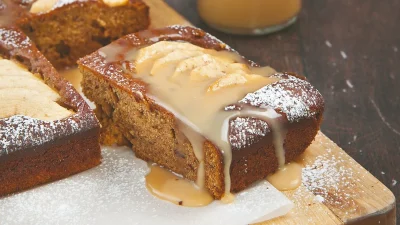 Εύκολο, γρήγορο και λαχταριστό κέικ μήλου με χουρμάδες και σάλτσα καραμέλας