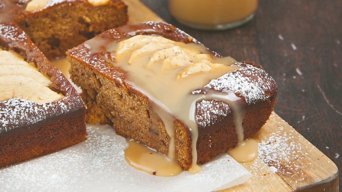 Εύκολο, γρήγορο και λαχταριστό κέικ μήλου με χουρμάδες και σάλτσα καραμέλας