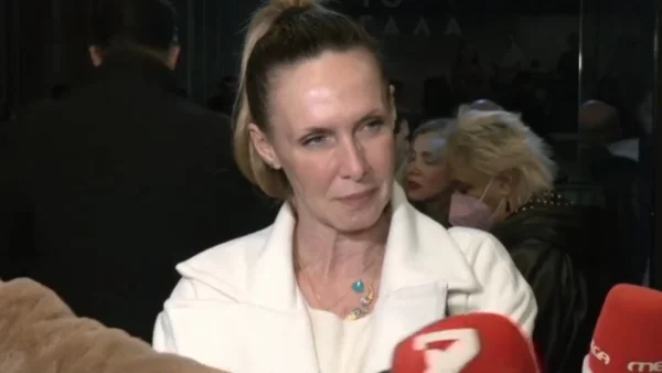 Εβελίνα Παπούλια: «Να ολοκληρώσουμε τώρα εδώ;» - Ενοχλημένη μετά της ερωτήσεις των δημοσιογράφων