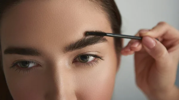 Αυτό το τζελ φρυδιών θα σε βοηθήσει να δώσεις το τέλειο σχήμα στα φρύδια σου με λίγες κινήσεις!