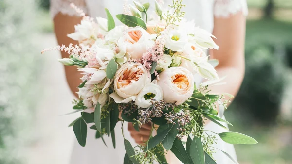 Η γαμήλια ανθοδέσμη πρέπει να ταιριάζει με το νυφικό και τον στολισμό