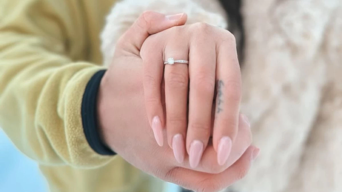 Έλληνας τραγουδιστής ντύνεται γαμπρός! Η φωτογραφία με το μονόπετρο και το μεγάλο «Ναι»!