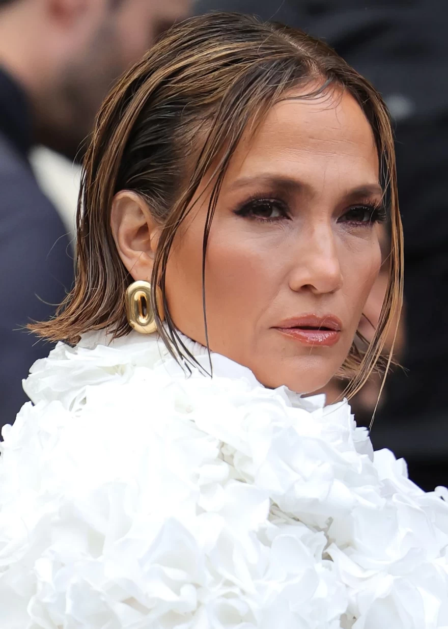 H Jennifer Lopez σχεδόν αγνώριστη με νέο hair-look κλέβει τις εντυπώσεις στο show του Οικου Schiaparelli!