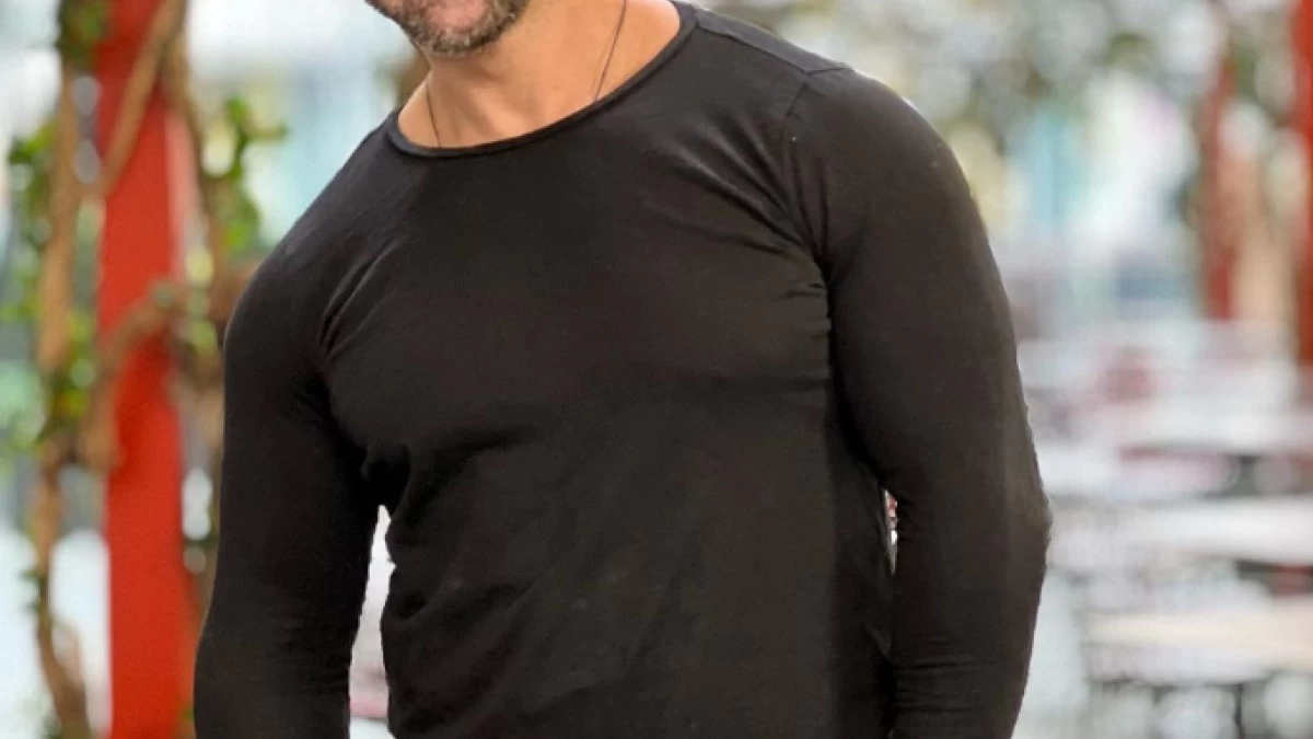 Μπαμπάς για δεύτερη φορά γνωστός Έλληνας ηθοποιός - Η φωτογραφία με τον γιο του στο μαιευτήριο