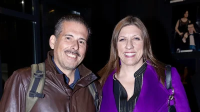 Ζωή Κωνσταντοπούλου: Με μωβ παλτό και ελάχιστα βαμμένη στο πλευρό του Διαμαντή Καραναστάση - Η σπάνια νυχτερινή τους έξοδος