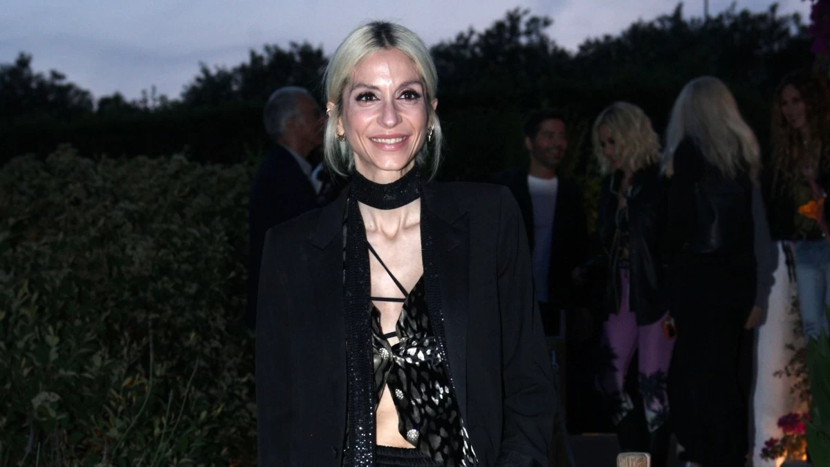 Σοφία Καρβέλα: Τραγουδά στο Tik Tok  το "Ψυχεδέλεια" - H πρωτοχρονιά με την Άννα Βίσση