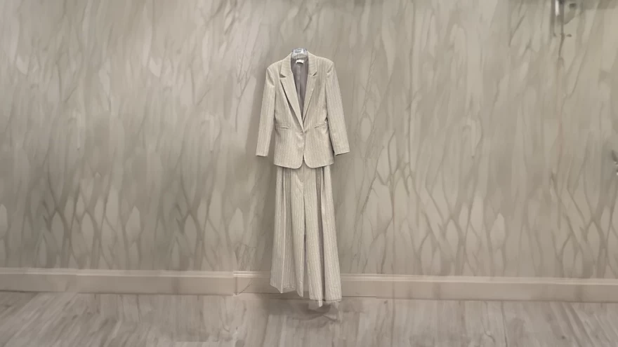 μπεζ κοστούμι