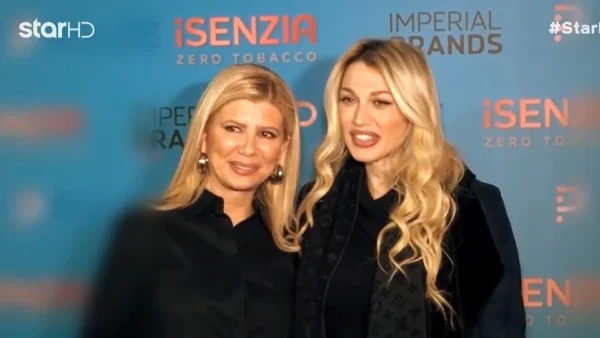 Ζήνα Κουτσελίνη & Κωνσταντίνα Σπυροπούλου: Αγκαλιές και φιλιά μπροστά στις κάμερες - «Της οφείλω την καριέρα μου»