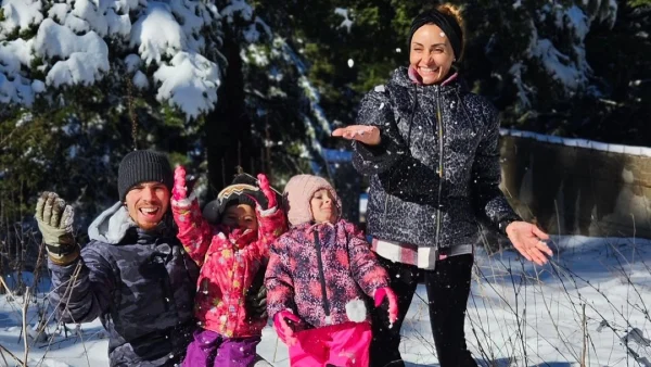 Λευτέρης Πετρούνιας - Βασιλική Μιλλούση: Μαγικές στιγμές με τις κόρες τους στα χιόνια