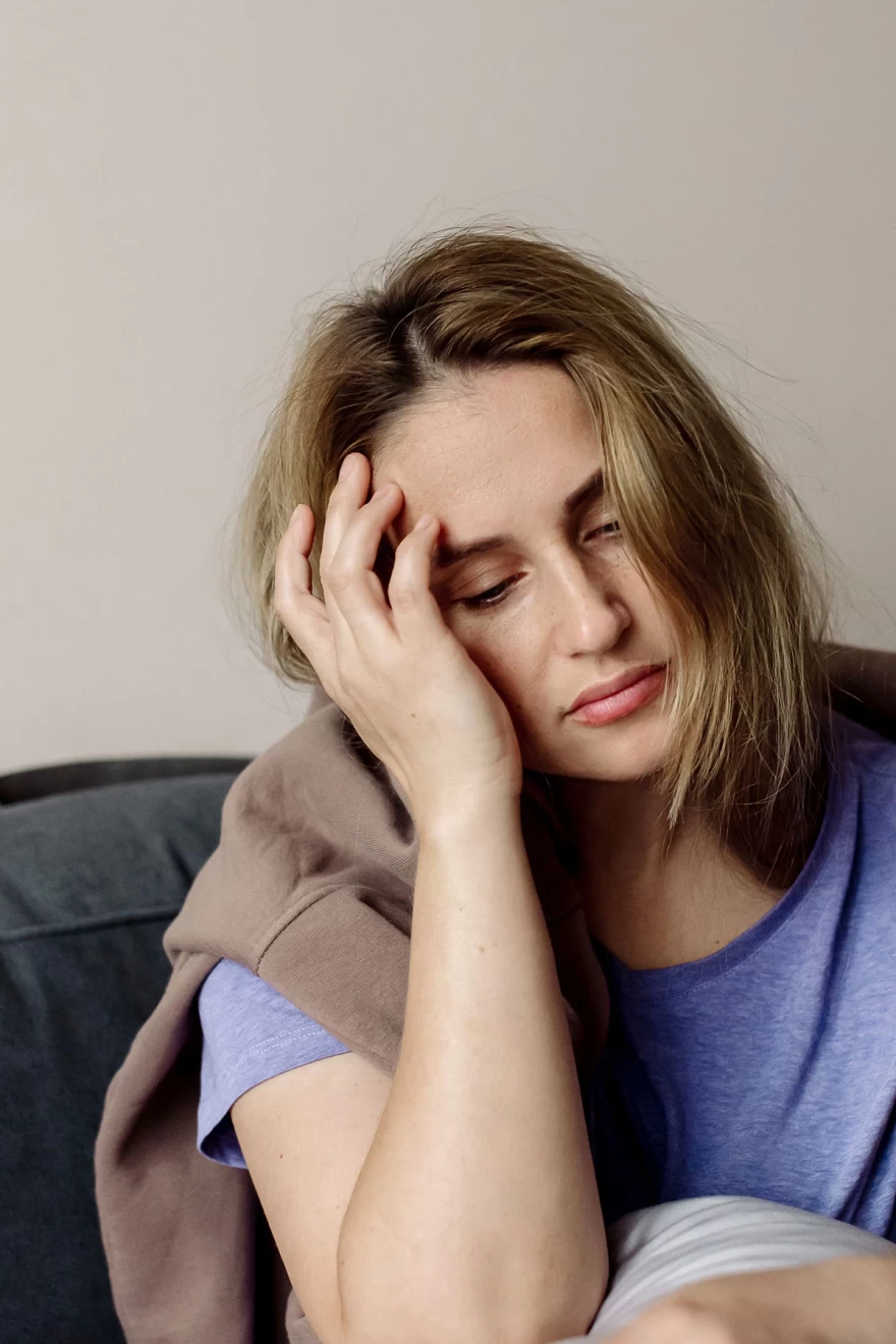 κοπέλα στενοχωρημένη