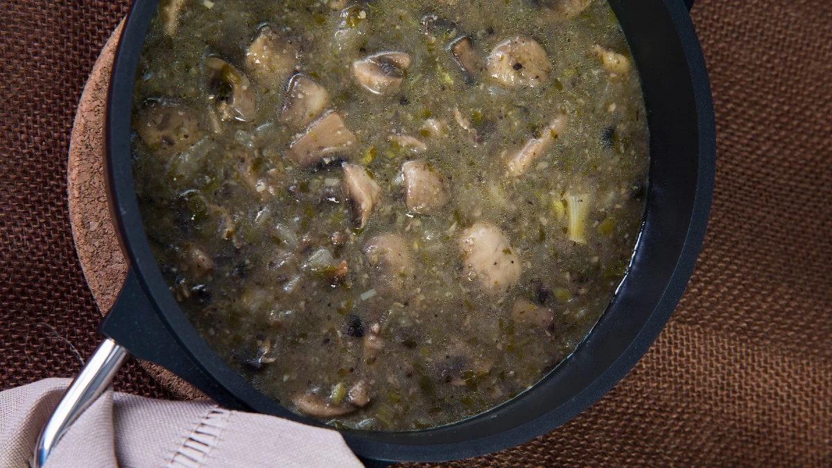 Για τις κρύες ημέρες του χειμώνα: Λαχταριστή μανιταρόσουπα με λεμόνι και κρεμμυδάκι