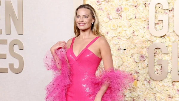 Χρυσές Σφαίρες 2024: H Margot Robbie δίνει ξανά ζωή στο signature Barbie look & κλέβει τις εντυπώσεις!