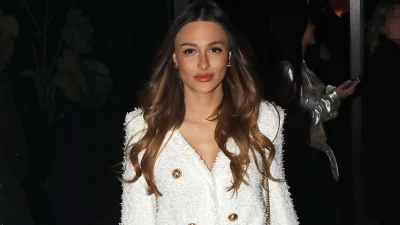 Ναυσικά Παναγιωτακοπούλου: Μοναχική έξοδος στα μπουζούκια χωρίς τον Πηλαδάκη - Εντυπωσιακή με maxi λευκό φόρεμα και άνοιγμα στο πόδι