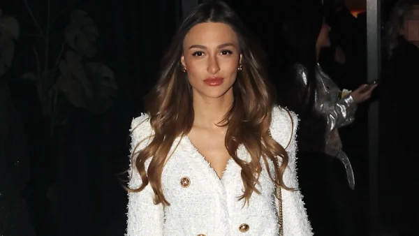 Ναυσικά Παναγιωτακοπούλου: Μοναχική έξοδος στα μπουζούκια χωρίς τον Πηλαδάκη - Εντυπωσιακή με maxi λευκό φόρεμα και άνοιγμα στο πόδι