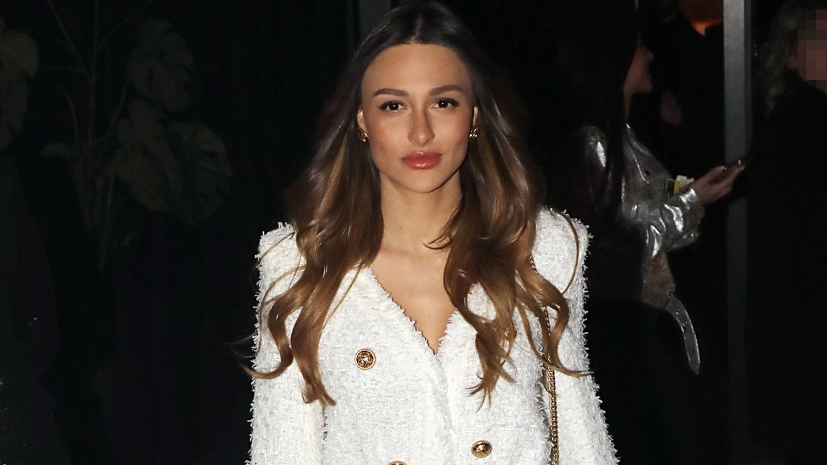 Ναυσικά Παναγιωτακοπούλου: Μοναχική έξοδος στα μπουζούκια χωρίς τον Πηλαδάκη - Εντυπωσιακή με maxi λευκό φόρεμα και άνοιγμα στο πόδι