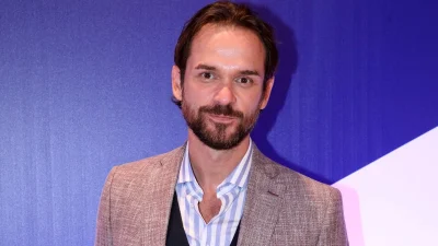 Νίκος Πουρσανίδης: «Την πρώτη φορά έμαθα να οδηγώ...» - Αυτό κλήθηκε να μάθει για τις ανάγκες της ιρανικής σειράς "Σαλμάν Φαρσί"