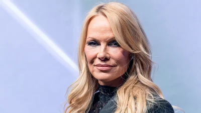 Pamela Anderson: Εγκατέλειψε το μακιγιάζ αλλά όχι και τη φροντίδα της επιδερμίδας της- Δες τη νέα της συνεργασία με skincare brand!