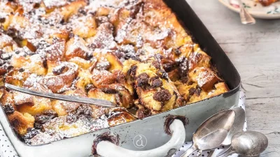 Πουτίγκα με τσουρέκι και σοκολάτα: Σκέτη "κόλαση" σε λίγα λεπτά!