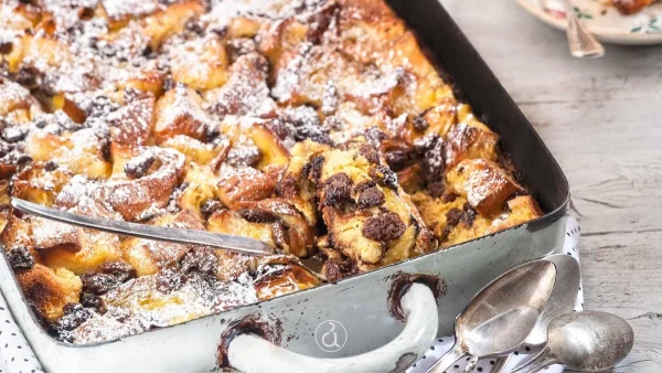 Πουτίγκα με τσουρέκι και σοκολάτα: Σκέτη "κόλαση" σε λίγα λεπτά!