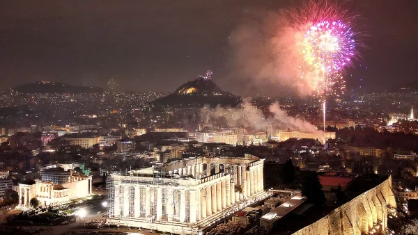 Πρωτοχρονιά 2024: Χαμός από πυροτεχνήματα πάνω από την Ακρόπολη μετά την αντίστροφη μέτρηση - Η φαντασμμαγορική τελετή και η εμφάνιση του Χάρη Δούκα στο Σύνταγμα
