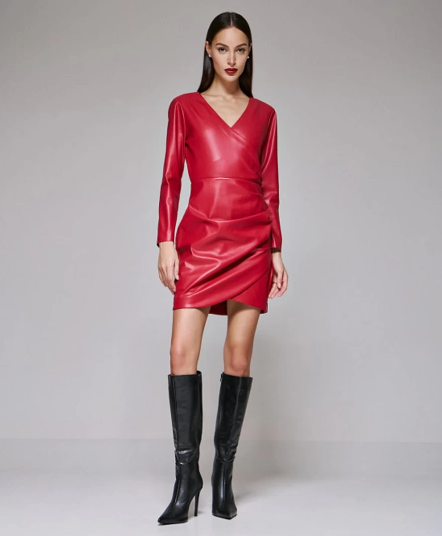 κόκκινο δερμάτινο φόρεμα